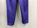un gros plan sur un pantalon violet accroché à un mur