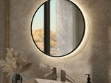 une salle de bain avec un lavabo et un miroir