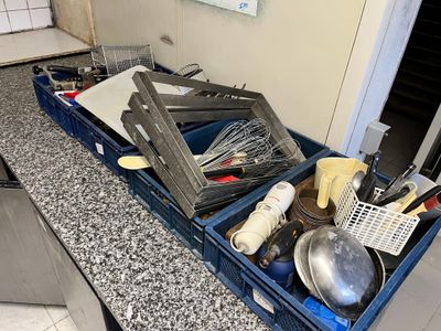 beaucoup d'ustensiles de cuisine dans une boîte bleue
