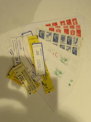beaucoup de billets posés sur une table