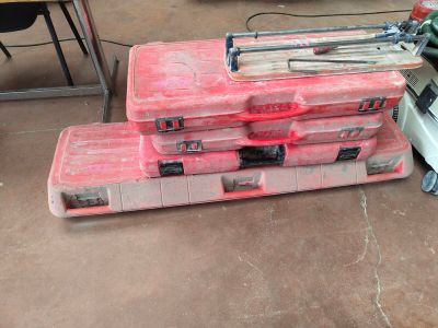 une valise rose posée par terre