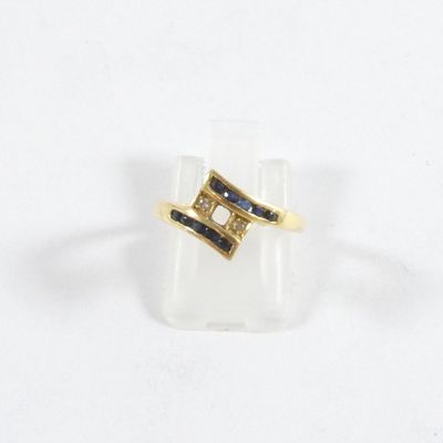 un gros plan d'une bague en or sertie d'un diamant noir et blanc