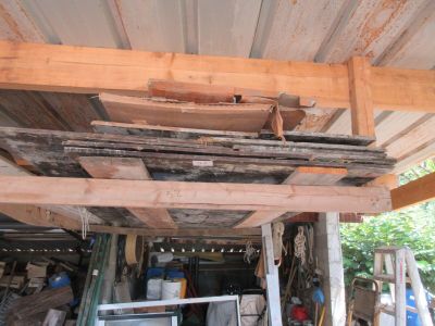 une photo d'un garage avec beaucoup de bois au plafond