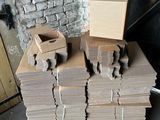 une pile de cartons empilés les uns sur les autres