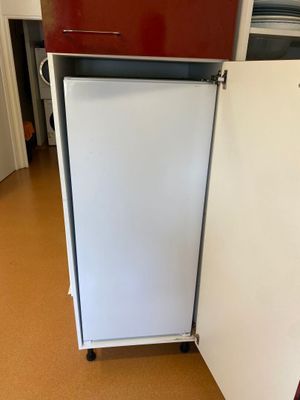 un réfrigérateur blanc et un réfrigérateur rouge dans une cuisine