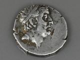 une vieille pièce d'argent sur laquelle est représentée la tête d'un homme