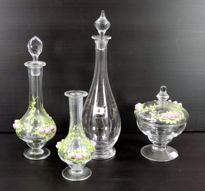 trois vases en verre contenant des fleurs, posés sur une table