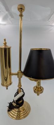 une lampe posée sur une table et munie d'un abat-jour