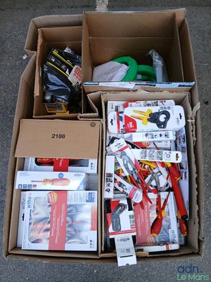 une caisse remplie d'outils posée par terre