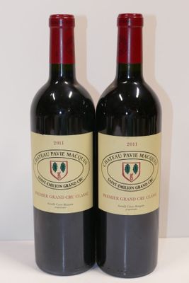 deux bouteilles de vin rouge posées sur une table blanche