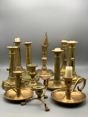 un grand nombre de bougies posées sur une table