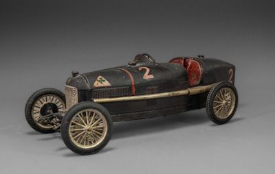 une petite voiture posée sur une surface grise
