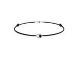gros plan d'un bracelet sur fond blanc