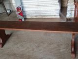 un banc en bois posé à même le sol