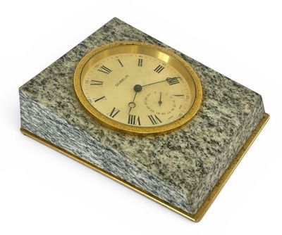 une horloge en marbre avec des chiffres romains sur le dessus, posée sur une surface blanche
