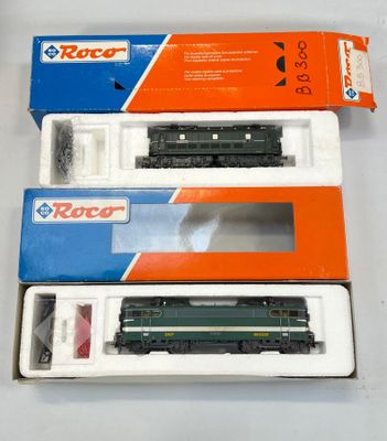 deux coffrets de trains posés sur une surface blanche, avec une boîte bleue