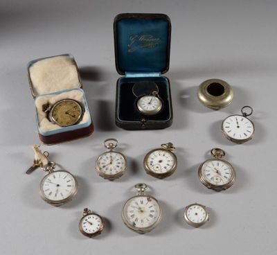 de nombreux modèles différents de montres de poche dans un coffret