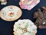 une vitrine sur laquelle sont disposés de nombreux objets décoratifs