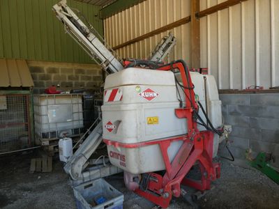 une photo d'une machine installée dans un bâtiment