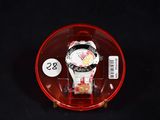 une montre qui se trouve dans un étui en plastique posé sur une table