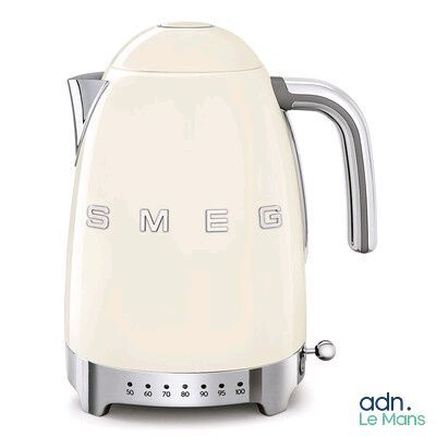 une bouilloire de couleur crème sur laquelle est inscrit le mot « Smeg »