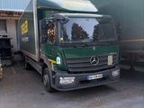 deux camions garés l'un à côté de l'autre devant un immeuble