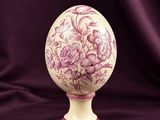 un vase violet et blanc posé sur un tissu violet, sur fond violet