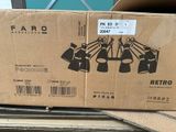 une boîte en carton sur laquelle sont posés plusieurs sacs
