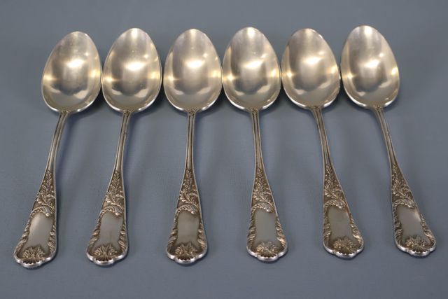 Six cuillères en argent (poinçon minerve) décor rocaille. PB : 39...