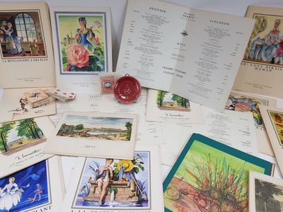 de nombreuses cartes et cartes postales posées sur une table, ornées d'un cachet de cire rouge