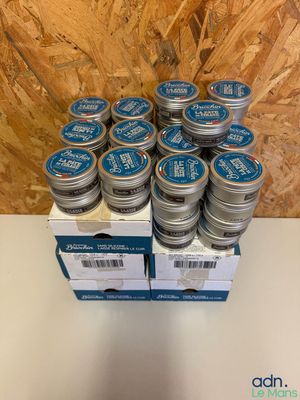 plusieurs pots de baume à lèvres posés sur une table