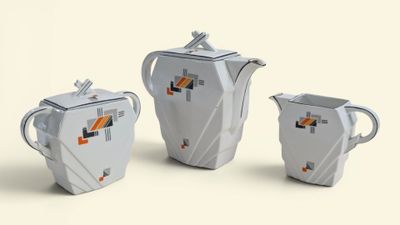trois théières blanches et orange posées sur une surface blanche