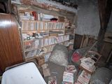 une pile de livres posée par terre dans une pièce