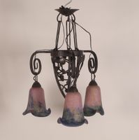 Lustre en fer forgé à trois lumières et tulipes en verre mar…