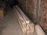 plusieurs pièces de bois sont empilées dans une pièce