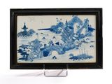 tableau encadré, bleu et blanc, représentant un paysage avec un dragon sur une colline