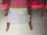 trois chaises et une table dans une pièce au sol carrelé