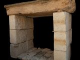 une cheminée en pierre au milieu d'un fond noir