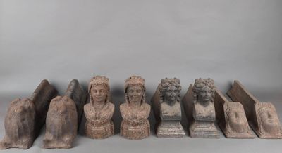 plusieurs petits bustes sculptés, de formes et de tailles variées, posés sur une table