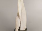 sculpture en marbre représentant un voilier, posée sur un socle en marbre, sur fond gris