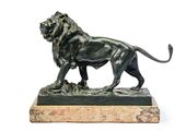 statue de lion sur un socle de marbre sur fond blanc