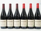 six bouteilles de vin rouge alignées