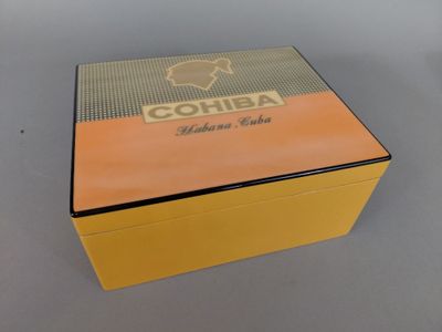 une image représentant une boîte posée sur une table