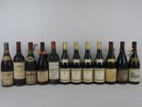 plusieurs bouteilles de vin sont alignées sur une table
