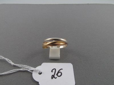 une bague attachée à un fil, avec une étiquette de prix accrochée dessus