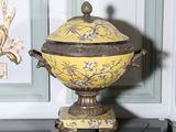 un bol jaune avec un couvercle posé sur une table