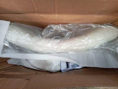 un sac de pain emballé dans du plastique, posé à l'intérieur d'une boîte