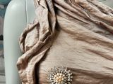 an image of a mannequin wearing a dress with a broochet on it