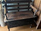 un banc en bois sur lequel est posée une horloge, dans une pièce