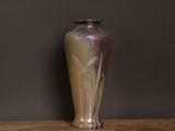un vase posé sur une table en bois